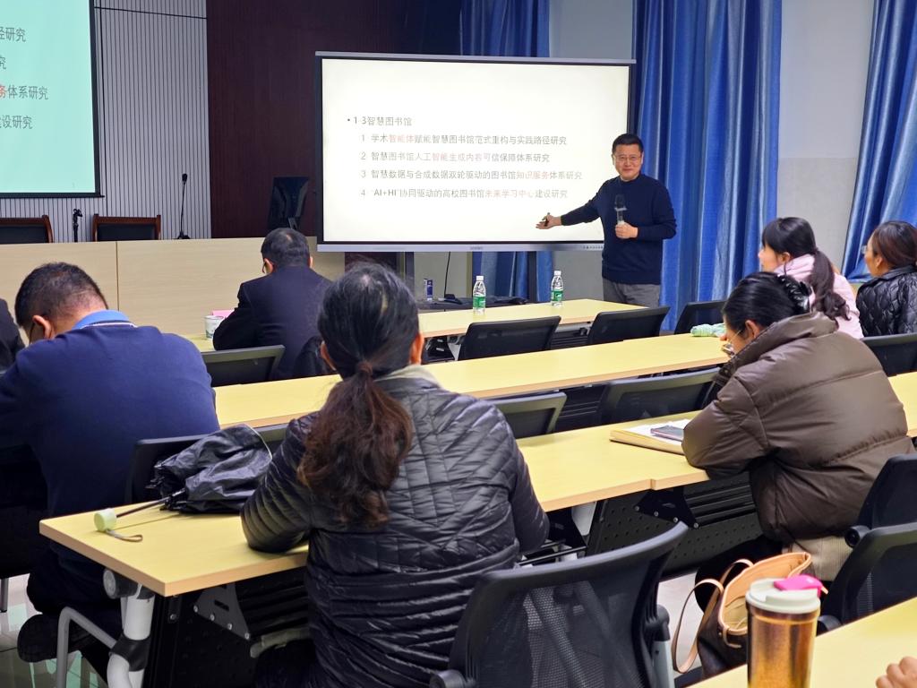 人文与管理学院开展论文写作和国家社科课题申报专题讲座