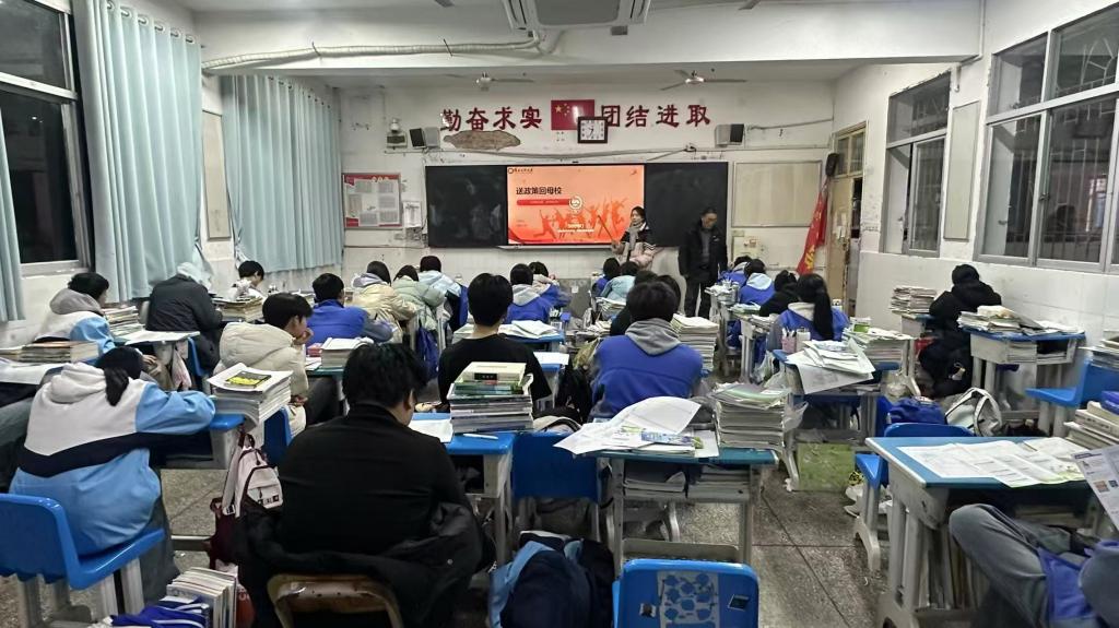 人文学院学子返乡当“大使”  多维宣讲让资助政策落地生根